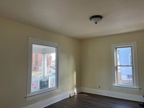 438 Locust St in Waterloo, IA - Building Photo - Building Photo