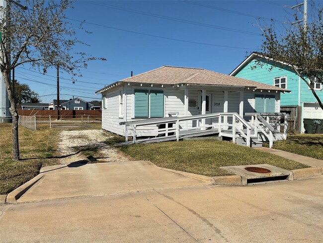5728 Sylvia Dr in Galveston, TX - Building Photo - Building Photo