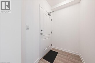 450 Dundas St E in Waterdown, ON - Building Photo - Building Photo