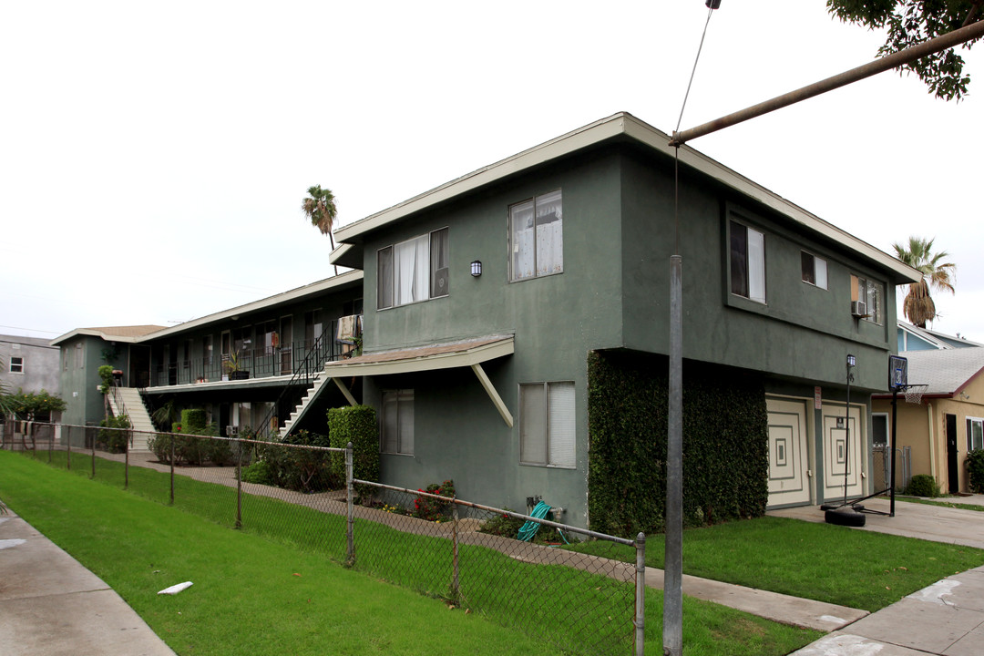 445 Bonito Ave in Long Beach, CA - Building Photo