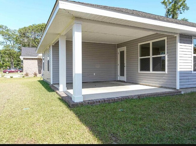 1715 Leigh Lp in Gonzalez, FL - Building Photo - Building Photo