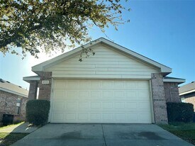 8921 Sun Haven Way in Fort Worth, TX - Building Photo