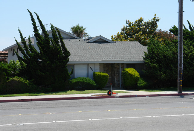 16582 Goldenwest St in Huntington Beach, CA - Building Photo - Building Photo