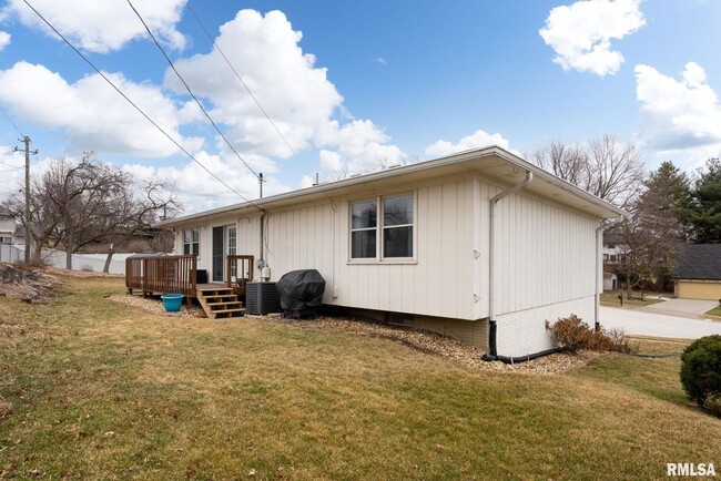 3900 Rolling Wood Ct in Bettendorf, IA - Building Photo - Building Photo