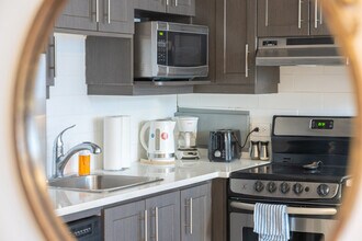 1245 Rue Redpath-Crescent in Montréal, QC - Building Photo - Building Photo