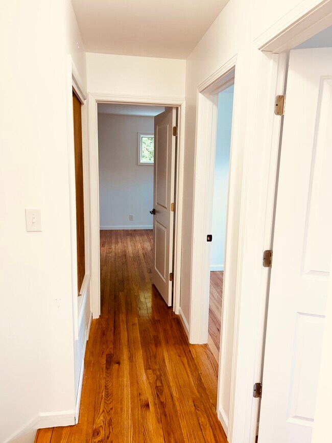504 Mary Elaine Dr in Utica, NY - Building Photo - Building Photo