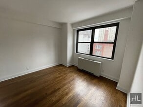 E 88th St in New York, NY - Foto de edificio - Building Photo