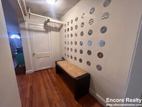 726 Washington St in Brookline, MA - Foto de edificio - Building Photo