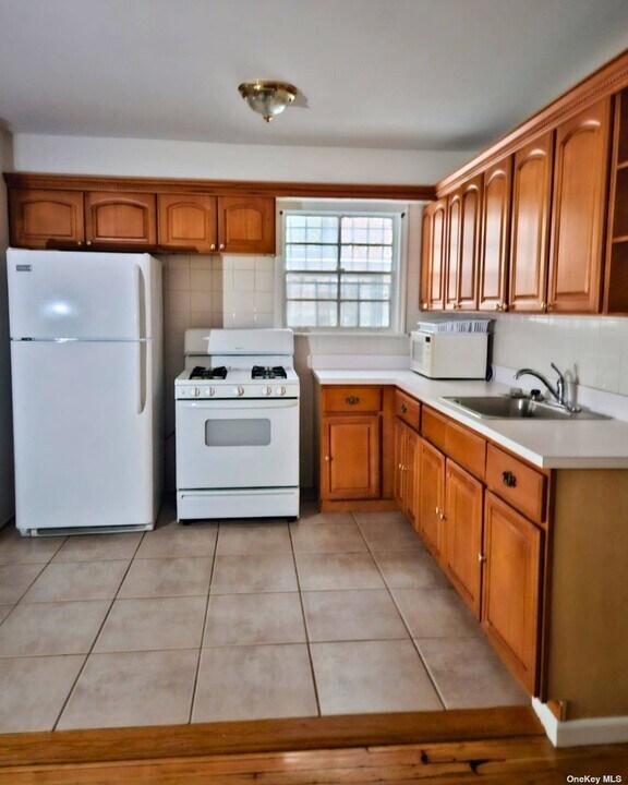 25-28 35th St in Queens, NY - Building Photo