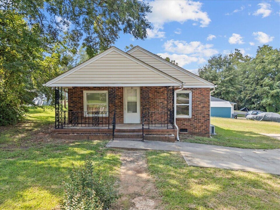 61 Carver St in Wellford, SC - Building Photo