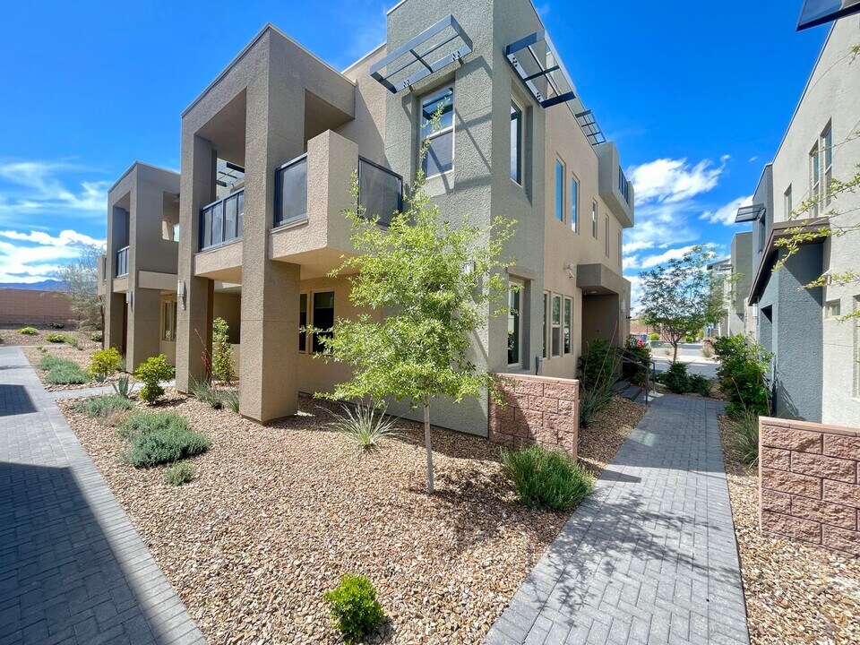 11311 Glowing Ave in Las Vegas, NV - Building Photo