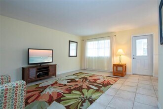 201 Kings Blvd in Sun City Center, FL - Building Photo - Building Photo