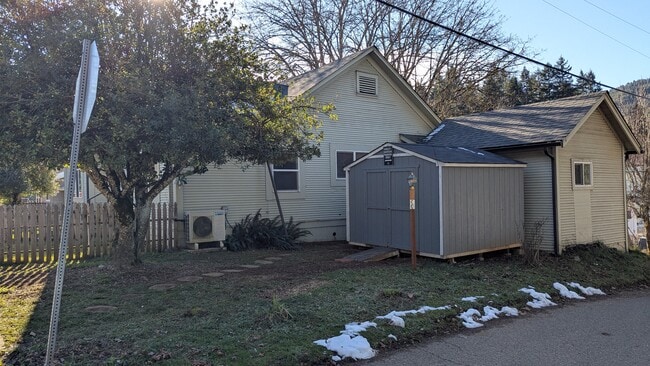 165 2nd St. in Glendale, OR - Foto de edificio - Building Photo