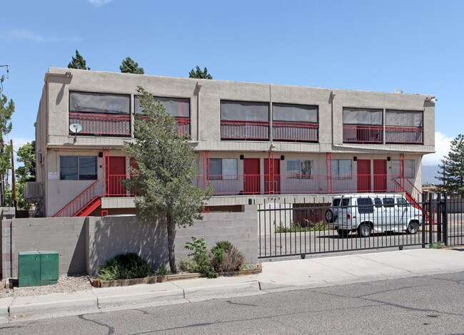 7615 Chico Rd NE in Albuquerque, NM - Foto de edificio - Building Photo