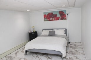 16 Shelley Pl in Huntington Station, NY - Building Photo