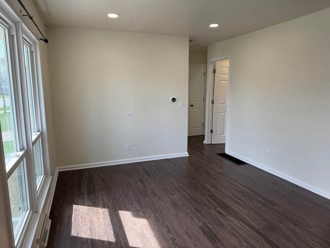 2319 Pinehurst St in Bettendorf, IA - Foto de edificio - Building Photo