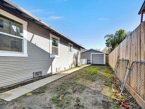 367 College St in Hollister, CA - Building Photo - Building Photo