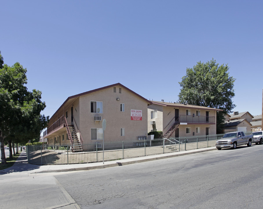 38431 5th St E in Palmdale, CA - Foto de edificio