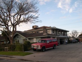 5904 Stockdale Hwy in Bakersfield, CA - Building Photo