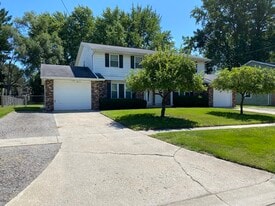 4672 baylor ct in Saginaw, MI - Building Photo