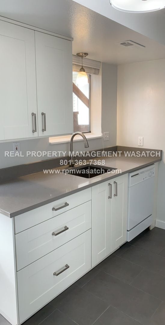 102-104 9230 S in Sandy, UT - Building Photo - Building Photo