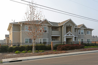 Tierra Vista in Hanford, CA - Foto de edificio - Building Photo