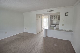 128 Water Front Way-Unit -APT 300 in Altamonte Springs, FL - Building Photo - Building Photo