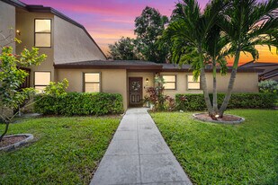 908 Lakeview Cir in Royal Palm Beach, FL - Building Photo