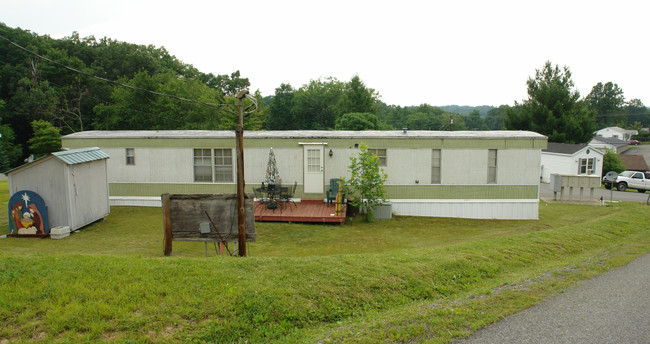 1124 Broad St in Summersville, WV - Foto de edificio - Building Photo