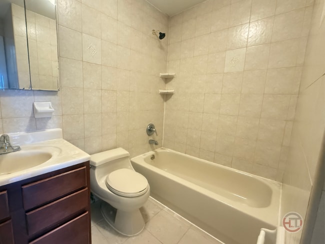 15-25 Utopia Pkwy in Queens, NY - Foto de edificio - Building Photo