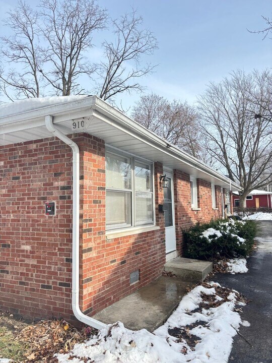 910 S Webber St in Urbana, IL - Building Photo