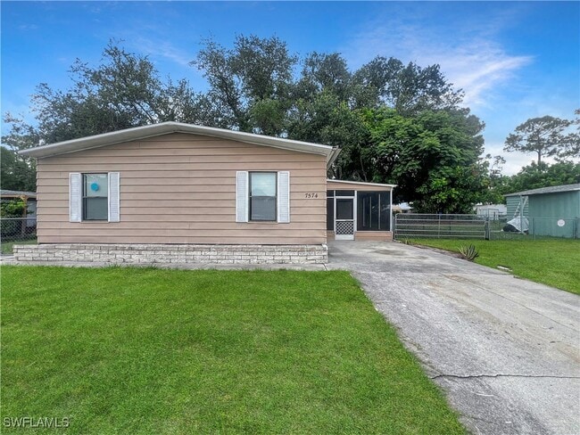 7574 Grady Dr in North Fort Myers, FL - Building Photo - Building Photo