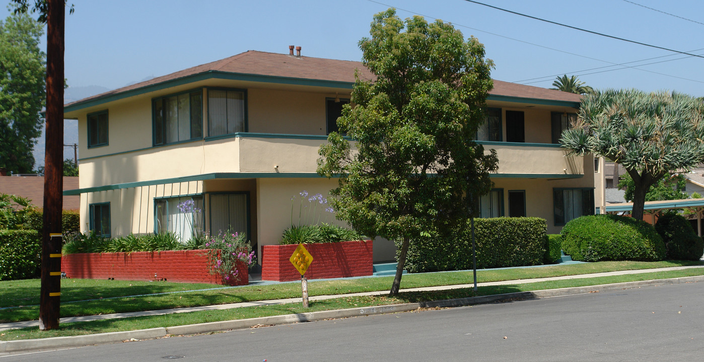 94 S Parkwood Ave in Pasadena, CA - Building Photo