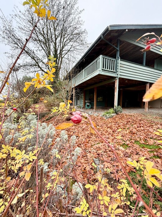 1325 Jacobsen Blvd in Bremerton, WA - Foto de edificio