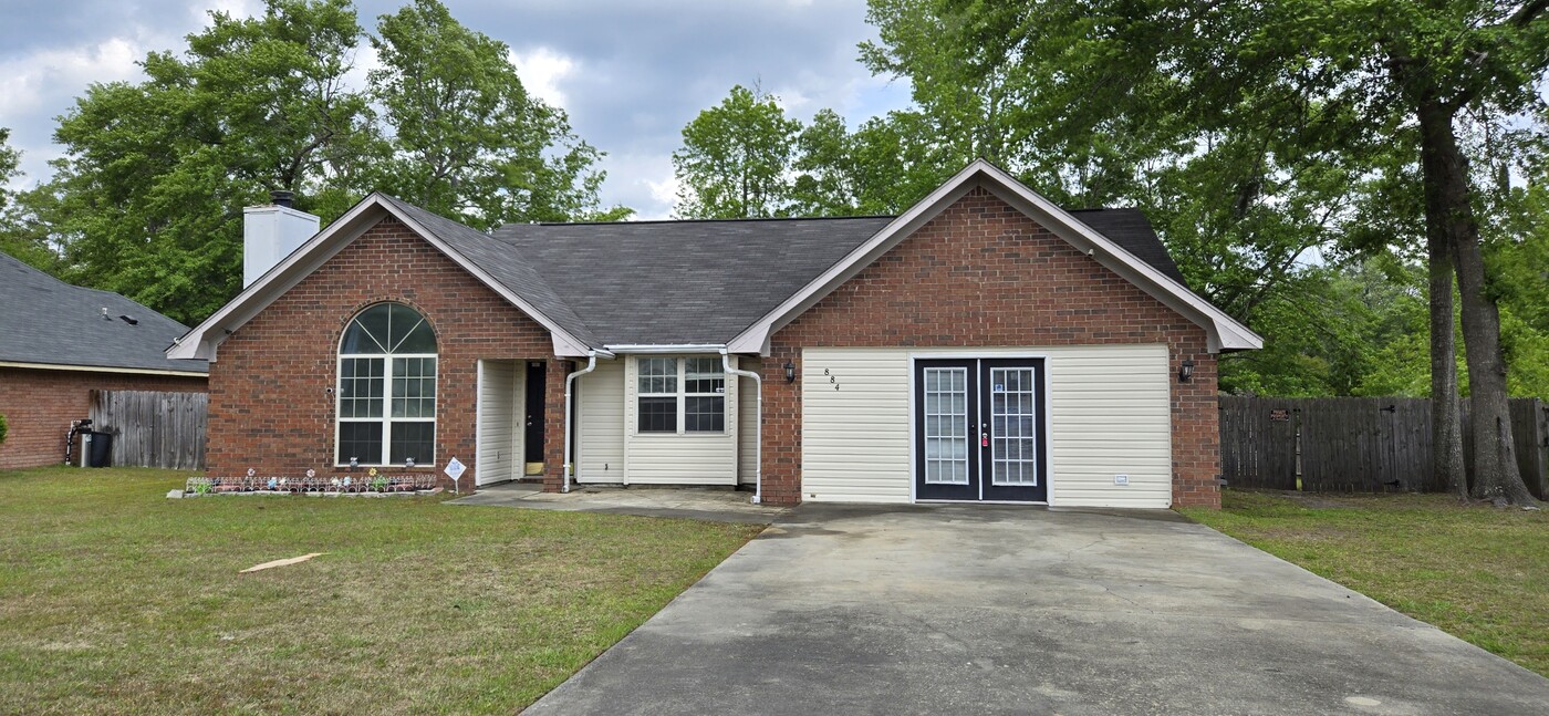884 Darrow Ln in Hinesville, GA - Building Photo
