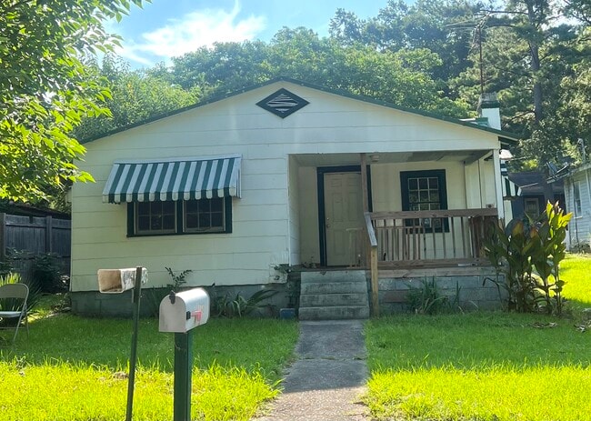 property at 1027 S Leighton Ave
