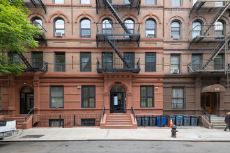 323 E 93rd St in New York, NY - Building Photo - Building Photo