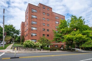 15 Lake St in White Plains, NY - Building Photo