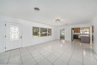 1100 Snell Isle Blvd NE in St. Petersburg, FL - Building Photo - Building Photo