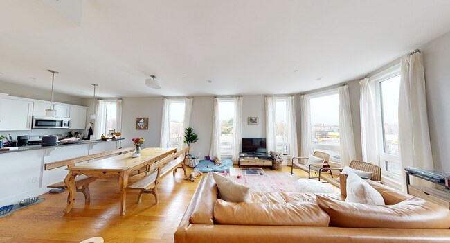 174 Hampshire St, Unit PH in Cambridge, MA - Foto de edificio - Building Photo