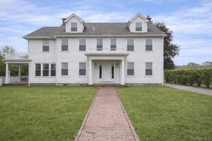 56 Nassau Blvd in Garden City, NY - Building Photo