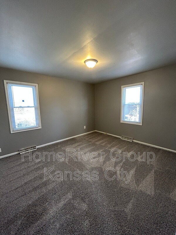 8302 E 111 Terrace in Kansas City, MO - Foto de edificio - Building Photo