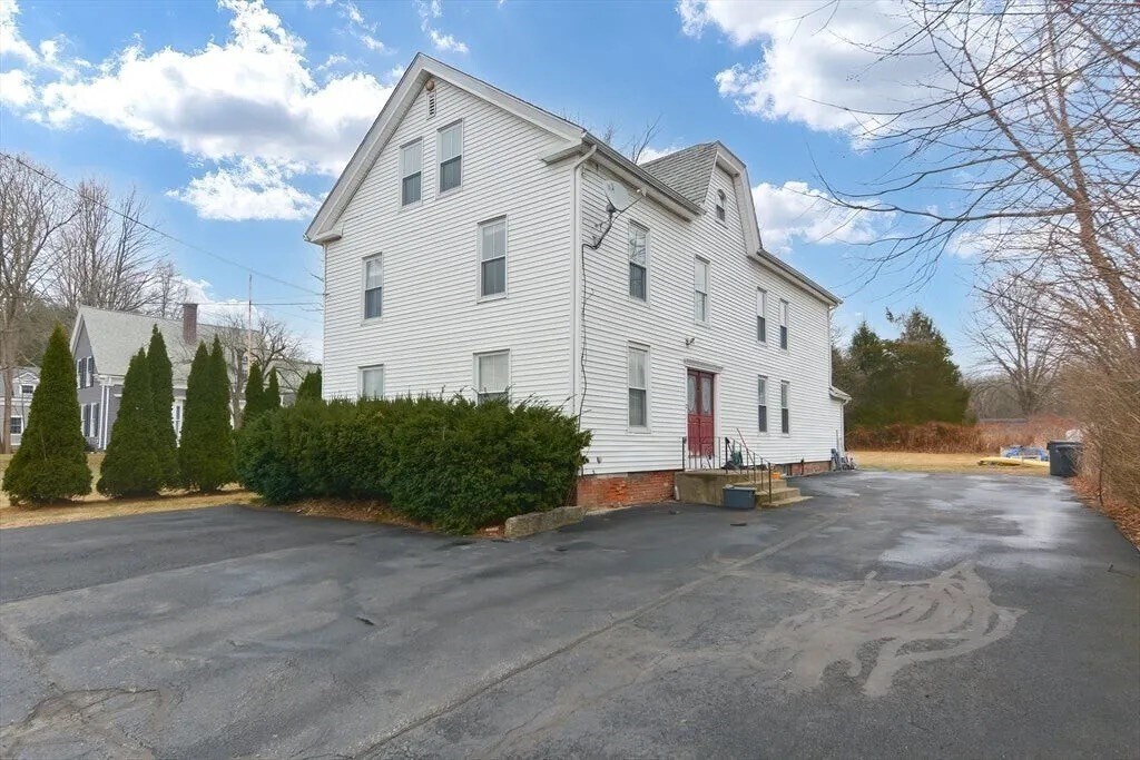 22 North St in Grafton, MA - Building Photo