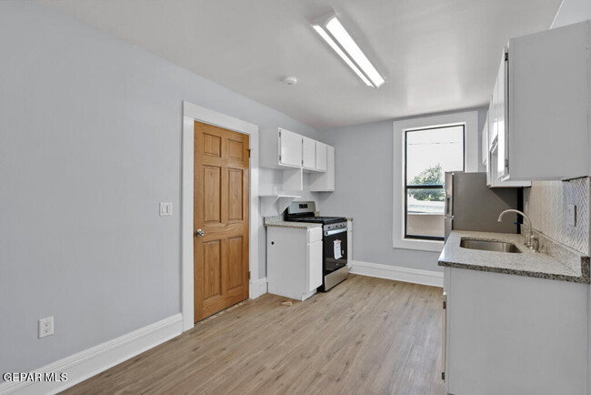 404 W Overland Ave in El Paso, TX - Foto de edificio - Building Photo