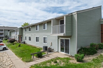 Winding Hills Apartments in Davenport, IA - Building Photo - Building Photo