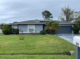 319 NW Byron St in Port St. Lucie, FL - Building Photo