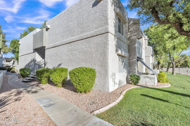 4444 E Paradise Village Pkwy N in Phoenix, AZ - Building Photo - Building Photo