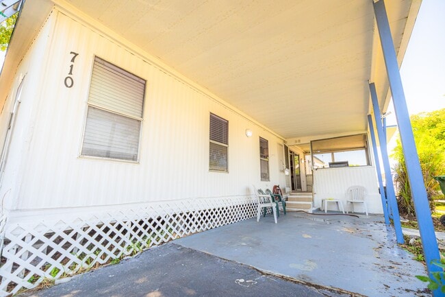 710 NW 217th Way in Pembroke Pines, FL - Building Photo - Building Photo