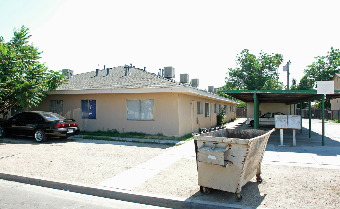 734 N Bond St in Fresno, CA - Building Photo