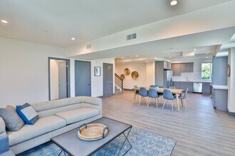 1155 W 36th Pl, Unit 2 in Los Angeles, CA - Building Photo - Building Photo